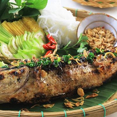 cá nướng cuộn rau rừng